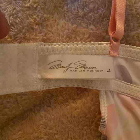 Marilyn Monroe lingerie - Picture 2 of 2